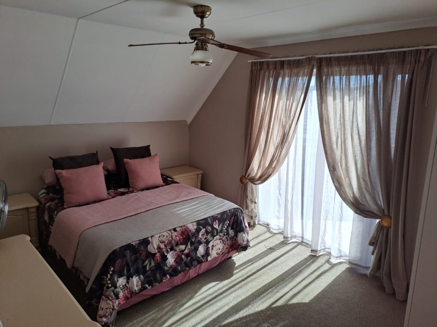 To Let 5 Bedroom Property for Rent in Fraaiuitsig Western Cape